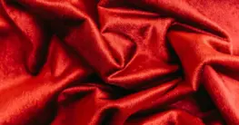 Beste Velourspflege für eine braune Raulederjacke mit Bürste und Spray auf einem Holztisch