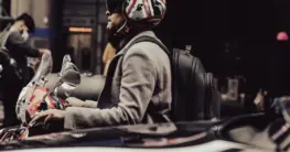 Bikerjacke Business aus schwarzem Nappaleder mit Stehkragen, kombiniert mit Anzug und weißem Hemd