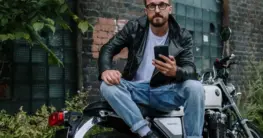Bikerjacke Herren aus robustem Rindsleder in Schwarz mit klassischem Schnitt und Reißverschluss-Details