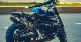 Bikerjacke Motorrad Stil in Schwarz, kombiniert mit passendem Helm für einen authentischen Look
