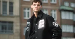 Bomberjacke Strickbund aus braunem Leder mit Rippbündchen an Ärmeln und Saum, auf einem Holzbügel