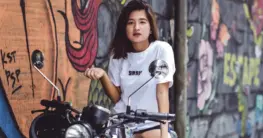 Café Racer Outfit Damen in Schwarz mit schlankem Schnitt und Jeans für einen lässigen Look