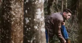 Cognac Lederjacke Herren im Bikerschnitt kombiniert mit dunkler Jeans und weißem T-Shirt für einen lässigen Alltags-Look.