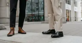 cognac Lederjacke kombinieren – Eine Frau in einer cognac Lederjacke kombiniert mit einem weißen T-Shirt und Jeans, perfekt für einen lässigen Frühlingslook.