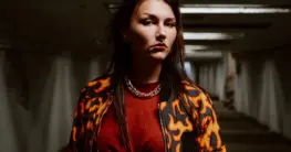 Fliegerjacke Damen aus braunem Lammfell, klassischer Schnitt mit Reißverschluss und Kragen.