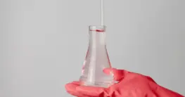 Leder Wasser Test an einer braunen Lederjacke, um die Wasseraufnahme zu prüfen und Echtleder zu erkennen.