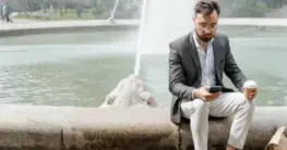 Lederblouson Business in dunklem Blau, elegant kombiniert mit Hemd und Krawatte, passend für Herren im Büroalltag.