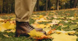 Lederjacke Boots Herren in einem urbanen Outfit mit schwarzer Bikerjacke, dunkler Jeans und braunen Chelsea Boots.