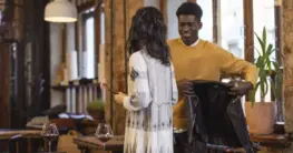 Lederjacke Date Outfit für Damen und Herren: Eine schwarze Bikerjacke kombiniert mit eleganten Elementen