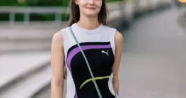 Lederjacke Frühjahr Trend 2026: Eine helle Cropped Bikerjacke im Oversized-Schnitt für Damen, kombiniert mit leichtem Strick.