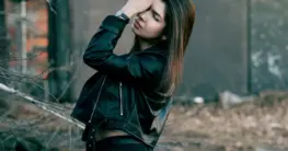 Lederjacke Geruch: Eine neue, braune Lederjacke mit intensivem Ledergeruch auf einem Holzbügel hängt zum Lüften.