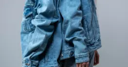 Lederjacke Jeans Damen: Schwarze Bikerjacke kombiniert mit einer hellblauen Straight-Leg Jeans für einen lässigen Alltagslook