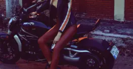 Lederjacke Lederhose Damen im urbanen Styling mit schwarzer Bikerjacke und schmaler Lederhose für einen modernen Look.