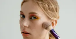 Lederjacke Make-up Flecken am Kragen einer braunen Lederjacke, die vorsichtig mit einem Tuch gereinigt werden.