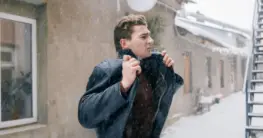 Lederjacke Materialtrend Winter: Eine dunkelbraune Lammfelljacke für Damen, die Wärme und Stil vereint.