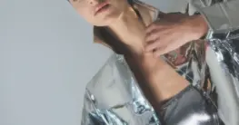 Lederjacke Metallic Trend: Glänzende Bikerjacke in Silber mit Nieten für einen rockigen Look
