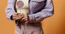 Lederjacke Pastell Trend: Hellblaue Lederjacke im Biker-Schnitt, kombiniert für den Frühling.