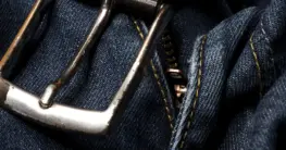 Lederjacke Reißverschluss reparieren: Eine Hand prüft den defekten Zipper einer schwarzen Lederjacke.