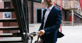 Lederjacke Smart Casual in Dunkelbraun, Blouson-Schnitt, kombiniert mit Chino und Hemd für einen modernen Büro-Look