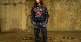 Lederjacke T-Shirt Herren in klassischer Biker-Optik, kombiniert mit weißem T-Shirt und Jeans