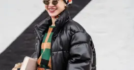 Lederjacken-Trends Winter 2026: Eine Frau trägt eine oversized Bikerjacke in Dunkelbraun, kombiniert für die kalte Jahreszeit.