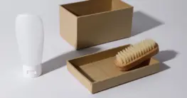 Lederpflegeset mit Bürste, Tuch und Pflegeprodukten für die optimale Lederpflege