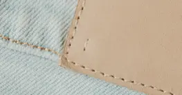 Lederqualität Etikett mit Bezeichnung "Vollnarbenleder" auf einer braunen Lederjacke
