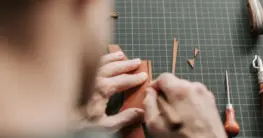 Lederveredelung: Eine Nahaufnahme zeigt verschiedene Beschichtungen und Finishes auf Lederproben, um die Qualität zu verdeutlichen.