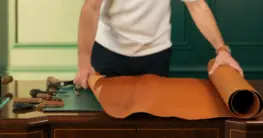 Pflanzlich gegerbtes Leder in einem warmen Braunton mit natürlicher Narbung