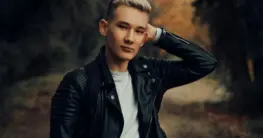 Vegane Lederjacke Trend Herren: Ein Modell aus pflanzenbasiertem Leder in Dunkelbraun mit Biker-Schnitt.