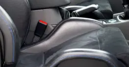 Veloursleder reinigen: Sanfte Bürste entfernt trockenen Schmutz von einer braunen Velourslederjacke.