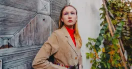 Vintage Lederjacke Trend 2026: Eine braune Lederjacke im Used-Look mit Patina auf einem Bügel