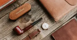 Wachsleder und Pull-up-Leder: Detailaufnahme einer Jacke mit charakteristischer Patina