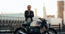 Café Racer Herren Lederjacke aus schwarzem Rindsleder mit Stehkragen und minimalistischem Design