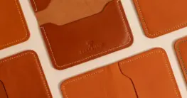 Genuine Leather Bedeutung: Eine Nahaufnahme von Lederfasern, die die Struktur von echtem Leder zeigt.