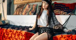 Lederjacke Boho für Damen, braun mit Fransen, kombiniert mit fließendem Kleid und Stiefeln
