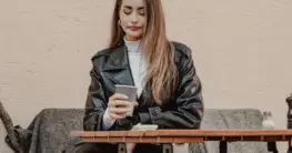 Lederjacke Brunch Outfit für Damen und Herren: lässige Eleganz mit Stil