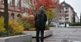 Lederjacke minimalistisch in Schwarz, schmaler Schnitt, von vorne getragen, mit dezentem Stehkragen