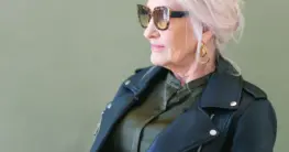 Olivgrüne Lederjacke kombinieren: Damenmodell im Casual-Look mit Jeans und weißem Shirt