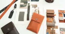 Recyceltes Leder in einer hellbraunen Farbe, das die Faserstruktur zeigt und die Nachhaltigkeit unterstreicht.