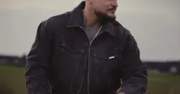 Truckerjacke Herren aus blauem Denim, klassischer Schnitt mit zwei Brusttaschen und Umlegekragen