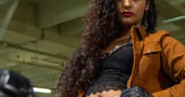 Beste braune Bikerjacken Damen: Eine Frau trägt eine braune Bikerjacke aus Lammnappa im Vintage-Look.