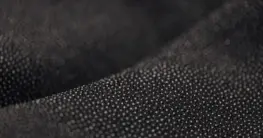 Leder atmungsaktiv: Nahaufnahme einer braunen Lederjacke mit feinen Poren und leichter Patina