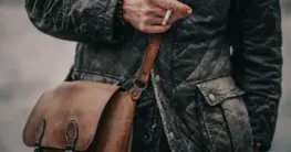 Lederjacke Bienenwachs: Eine glänzende, dunkle Lederjacke wird mit Bienenwachs poliert, um sie zu pflegen und zu schützen.