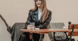 Lederjacke cognac Pullover Damen: Bikerjacke in Cognac mit beigem Strickpullover für herbstlichen Casual-Look.