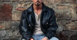 Lederjacke Farbkombination: Eine schwarze Bikerjacke mit hellen Jeans für einen klassischen Look