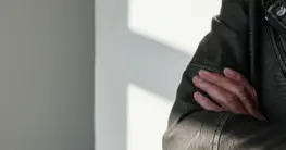 Lederjacke kräftige Arme: Eine Frau mit gut sitzender schwarzer Bikerjacke, die die Arme nicht einengt.