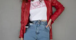 Lederjacke rot Pullover Damen in einem lässigen Herbst-Outfit auf einer Straße in Berlin