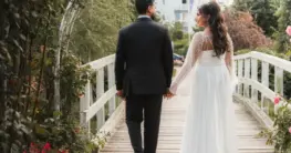 Ledermantel Sommer: Eine elegante Dame trägt einen leichten Ledermantel an einem milden Sommertag.