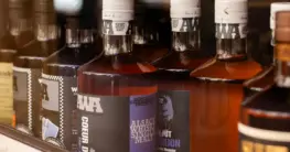 Lederweste cognac für Damen und Herren: Stilvolle Kombinationsmöglichkeiten im Alltag und Business.